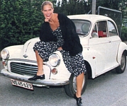 danish Ude og Hjemme 26. Feb. 1997 - flower dress on car